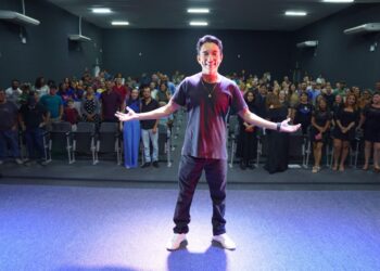 Humorista Vinícius Martins se apresenta no Clube do Minhoca em São Paulo