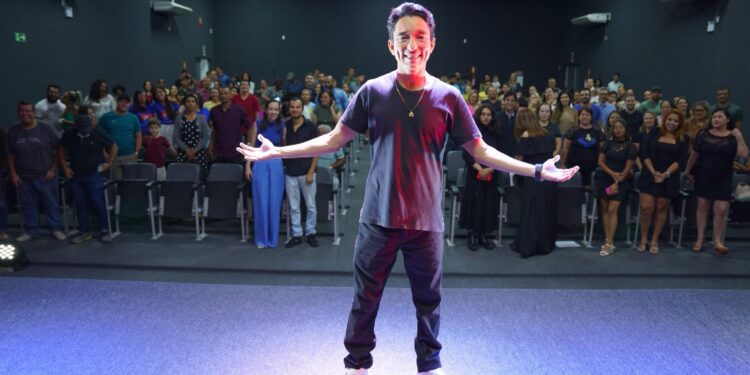 Humorista Vinícius Martins se apresenta no Clube do Minhoca em São Paulo