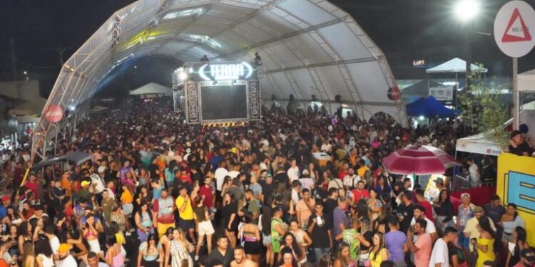 Com circuito lotado, terceira noite do Carnaval de Gurupi 2024 teve shows com Terra Samba, MC Jacaré e bandas regionais
