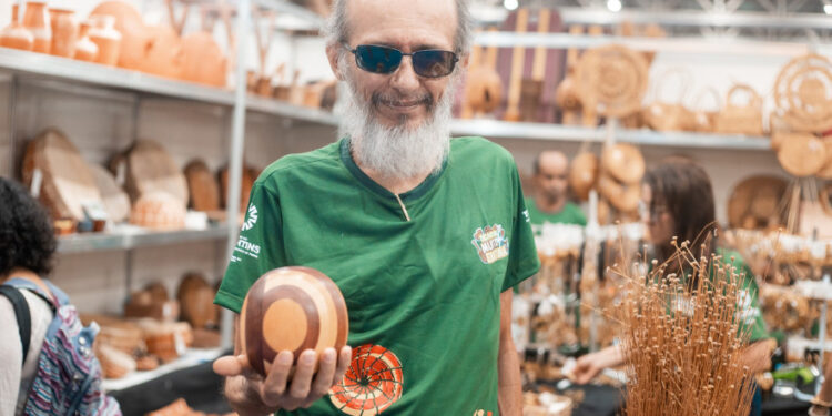 O artista Emerson Leitão no estande do Tocantins, durante a Fenearte 2023 - Foto: Kadu Souza / Governo do Tocantins