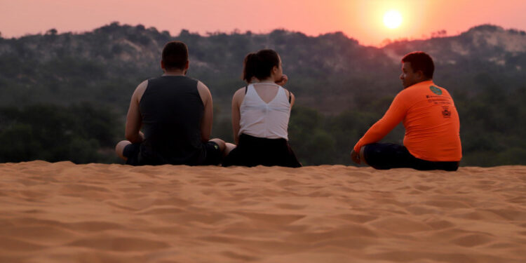 Turistas contemplam pôr do sol das Dunas - Foto: Walker Ribeiro/Governo do Tocantins