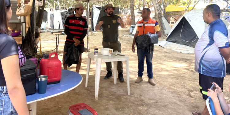 Fiscalização ambiental do Naturatins dialoga com turistas nos acampamentos - Foto: Naturatins/Governo do Tocantins