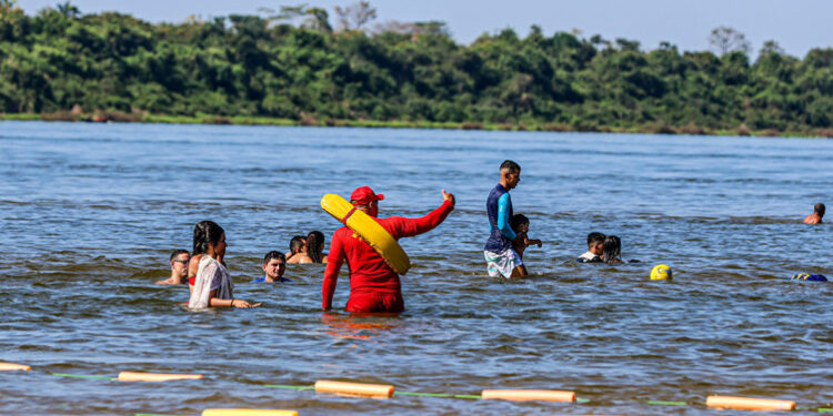 Em Araguanã, bombeiro militar aborda e orienta banhista fora da área demarcada - Foto: Luiz Henrique Machado/Governo do Tocantins