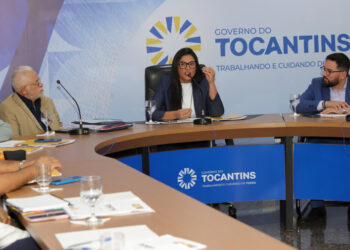 A primeira-dama e secretária extraordinária de Participações Sociais, Karynne Sotero, conduziu a reunião com os secretários para discutir o envolvimento das pastas na realização da 1ª Fenartto - Foto: Loise Maria/Governo do Tocantins