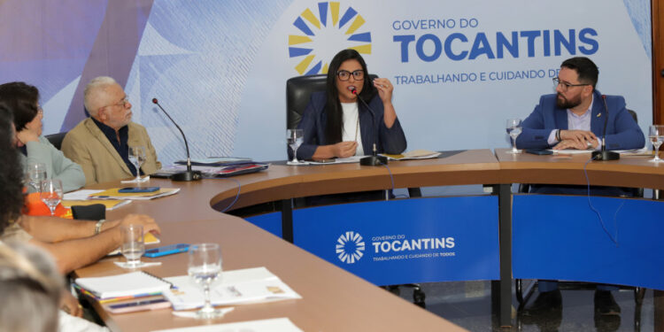 A primeira-dama e secretária extraordinária de Participações Sociais, Karynne Sotero, conduziu a reunião com os secretários para discutir o envolvimento das pastas na realização da 1ª Fenartto - Foto: Loise Maria/Governo do Tocantins