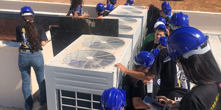 Estudantes do Centro de Ensino Médio de Gurupi do Curso Técnico em Segurança do Trabalho fazem visita técnica no fórum de Gurupi-TO