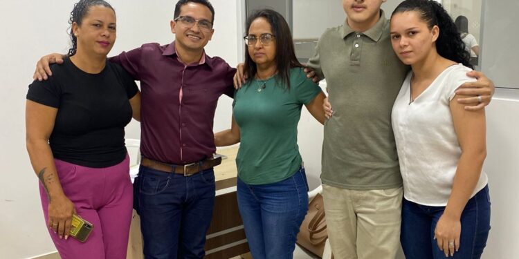 O vereador Walter Coelho (Republicanos) recebe visitas de amigos na primeira semana como parlamentar.