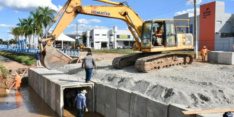 Prefeitura de Gurupi amplia sistema de drenagem no Córrego Mutuca com instalação de aduelas na Avenida Beira Rio