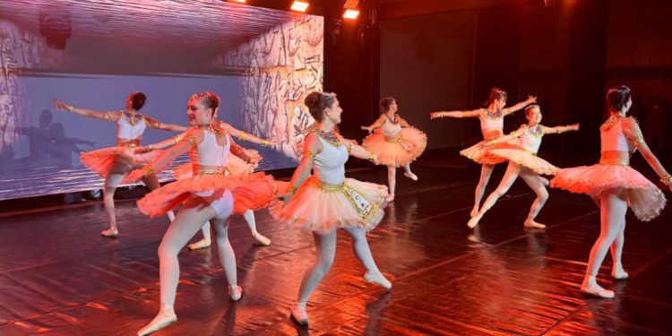 Balé Popular do Tocantins encantou o público com o espetáculo Cores do Mundo em apresentações de fim de ano