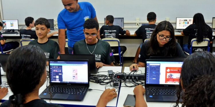 Investimentos do Governo do Tocantins em tecnologia elevam conectividade das escolas estaduais para 89,1%, acima da média regional e nacional