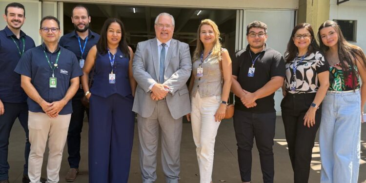 Equipe da UnirG conhece experiências internas da UniRV em visita técnica